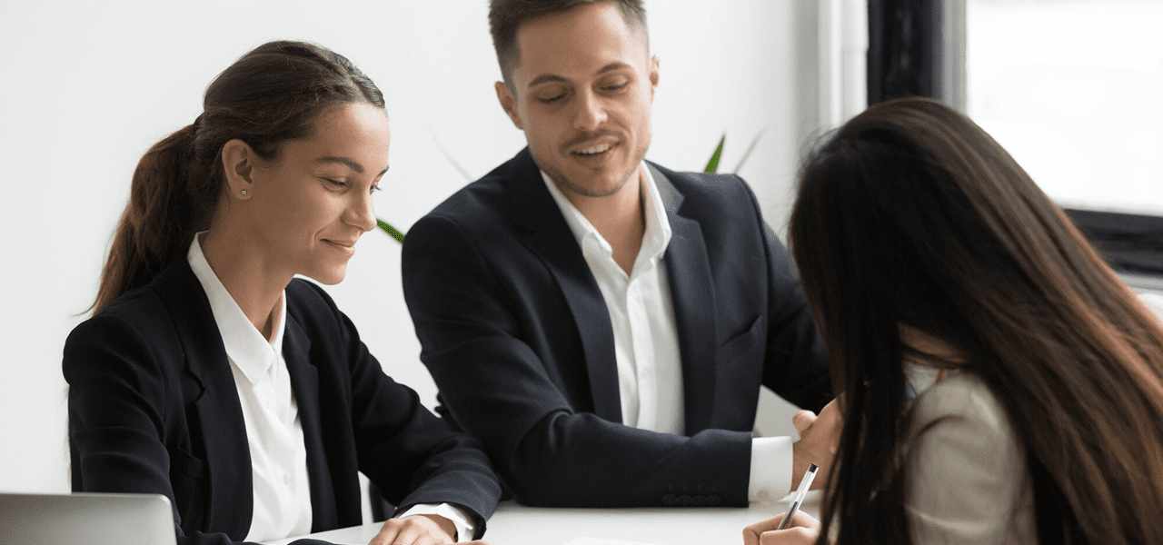 abogados cliente firmando