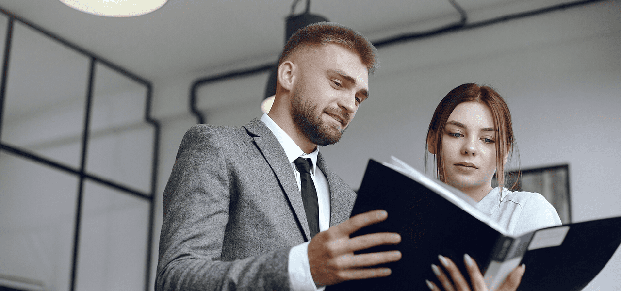 abogados revisando archivos